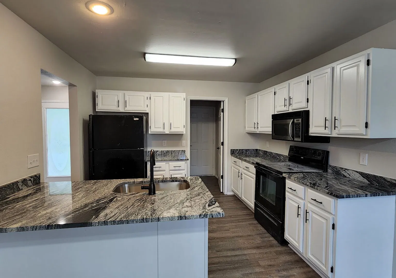 3 Bedroom, 2 Bathroom Newly Renovated Home- **Ask About Our Cashless Security Deposit Option** — Photo 3