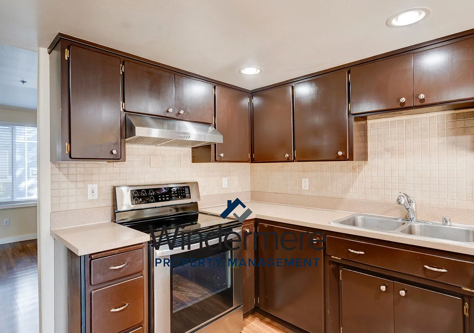 *9 Month Lease* 2 Bed 2 Bath Ground Level Baker View Condo with an Office! — Photo 3