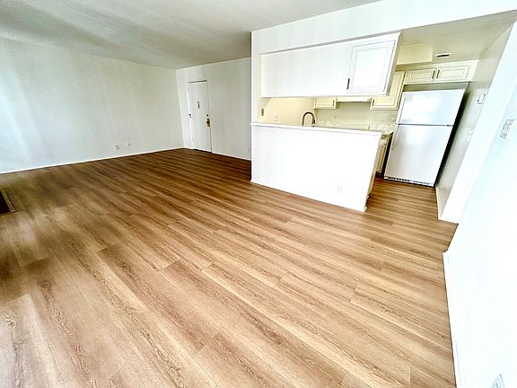 4th image of 4319 Whitsett Ave #8