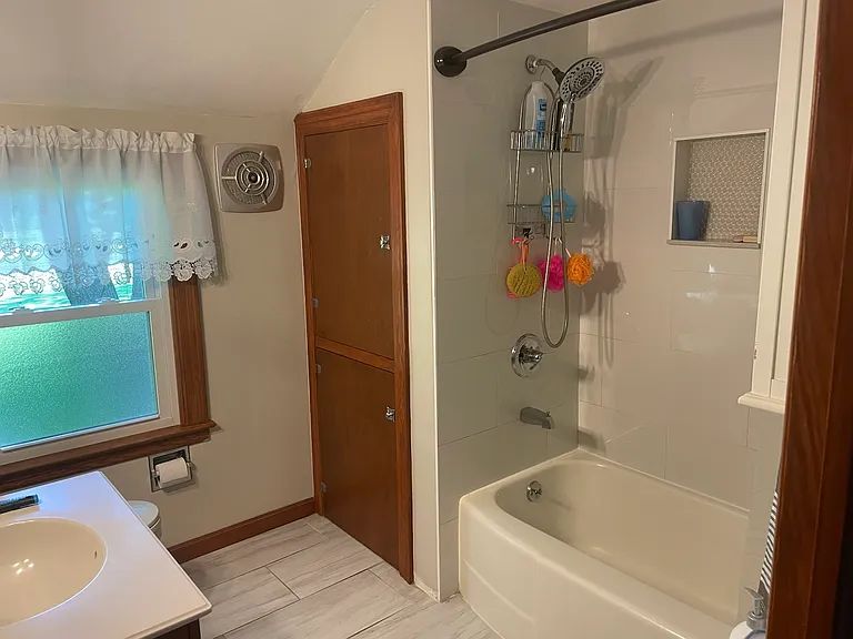 Full Bath (Upstairs)