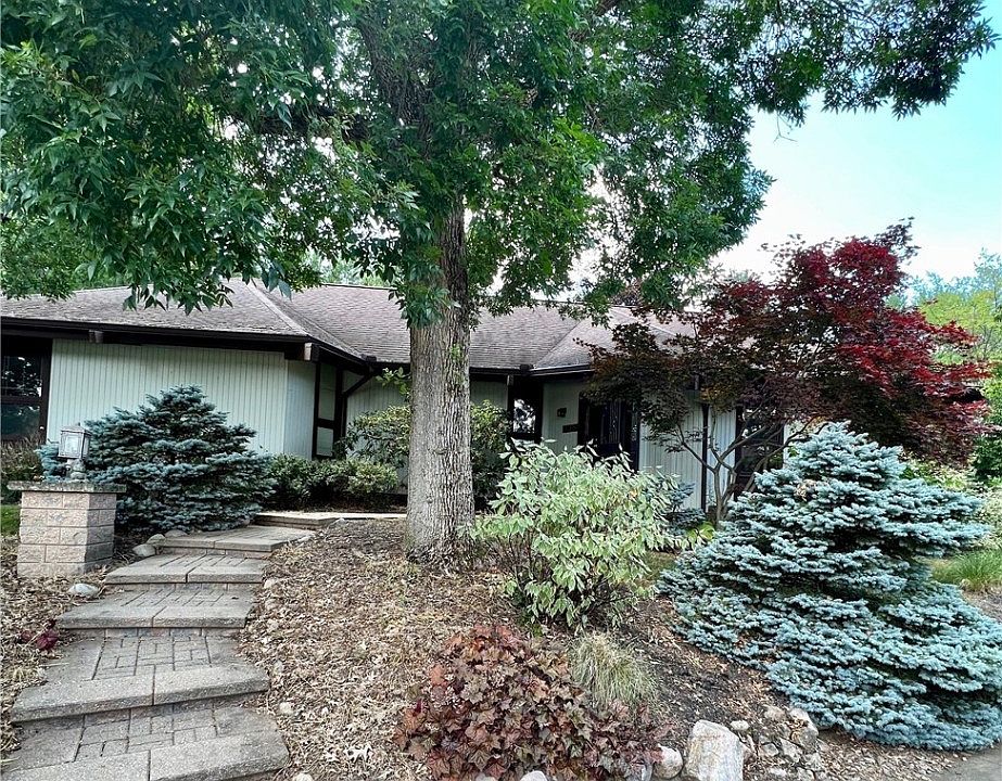 1st image of 725 Dahlia Cir