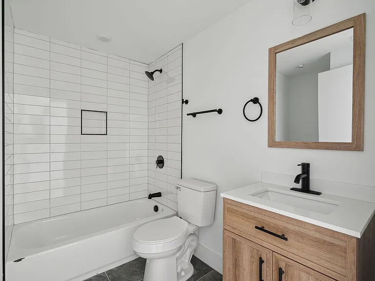 2400 W Montgomery Ave — Photo 10