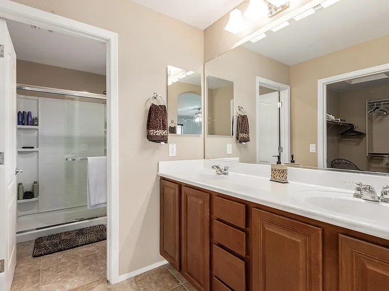 Master bath with dual sinks