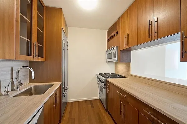 Rented by AZ REALTY NYC LLC | media 21