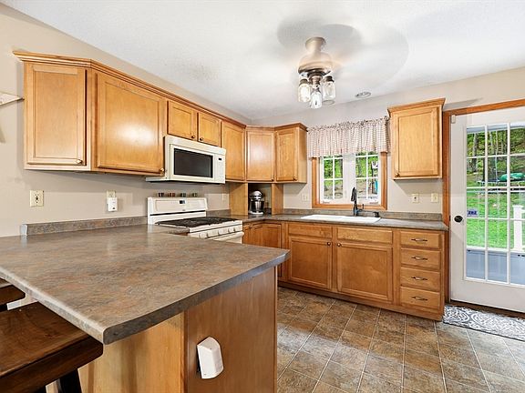 4th image of 233 Cedar Swamp Rd