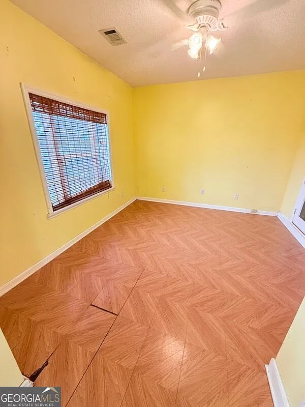 3 bed, 1.0 bath, 1062 sqft, $1,250 — Photo 3