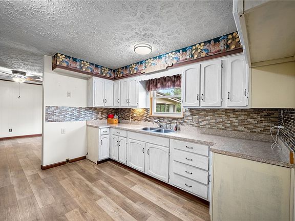 3rd image of 148 E Steidl Rd
