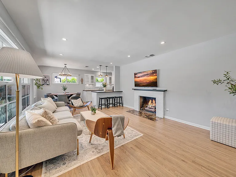 14527 Addison St — Photo 7