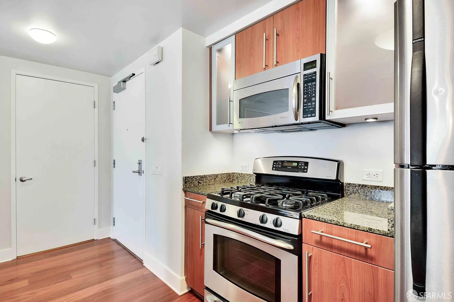 2 bed, 2.0 bath, 995 sqft, $6,695 — Photo 3