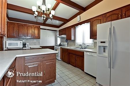 3rd image of 5133 N Canfield Ave