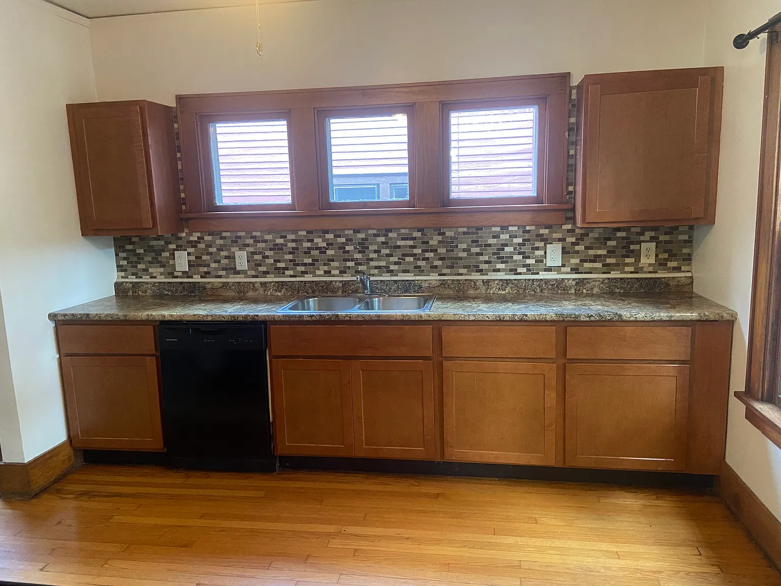 4 bed, $1,900 — Photo 2