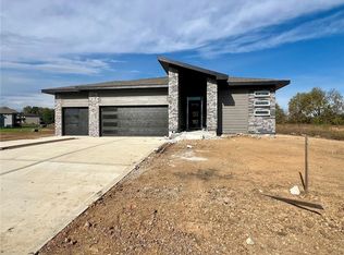 19512 Barstow Cir, Spring Hill, KS 66083