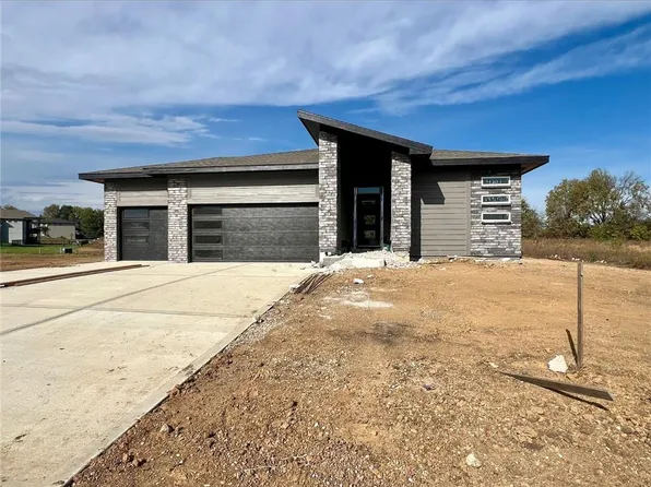 19512 Barstow Cir, Spring Hill, KS 66083