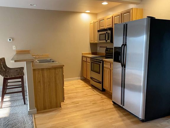 3rd image of 979 Forestglen Dr APT C