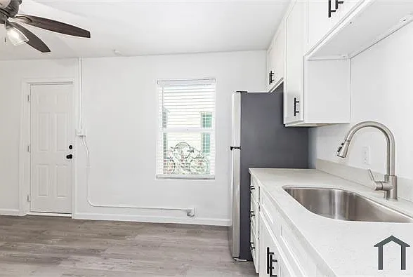 Studio, 350 sqft, $850 — Photo 4