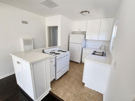 3rd image of 11307 Isleta St APT 1