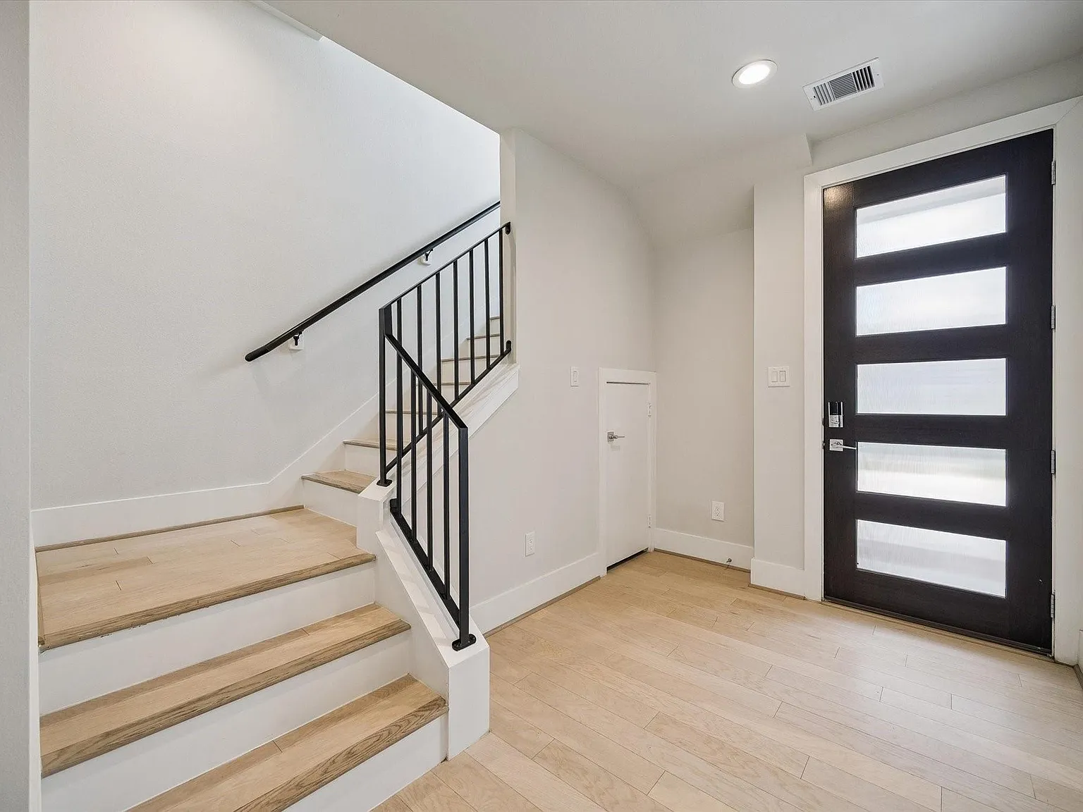 3 bed, 3.5 bath, 2328 sqft, $3,300 — Photo 3