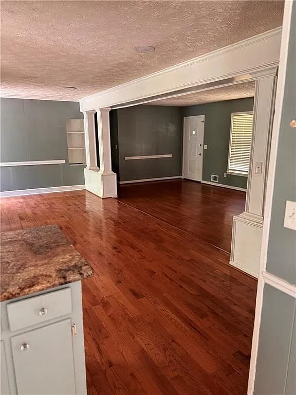3 bed, 2.0 bath, 1947 sqft, $2,095 — Photo 3