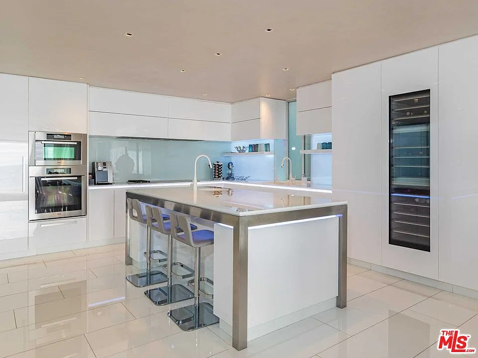 3 bed, 3.5 bath, 4298 sqft, $40,000 — Photo 4