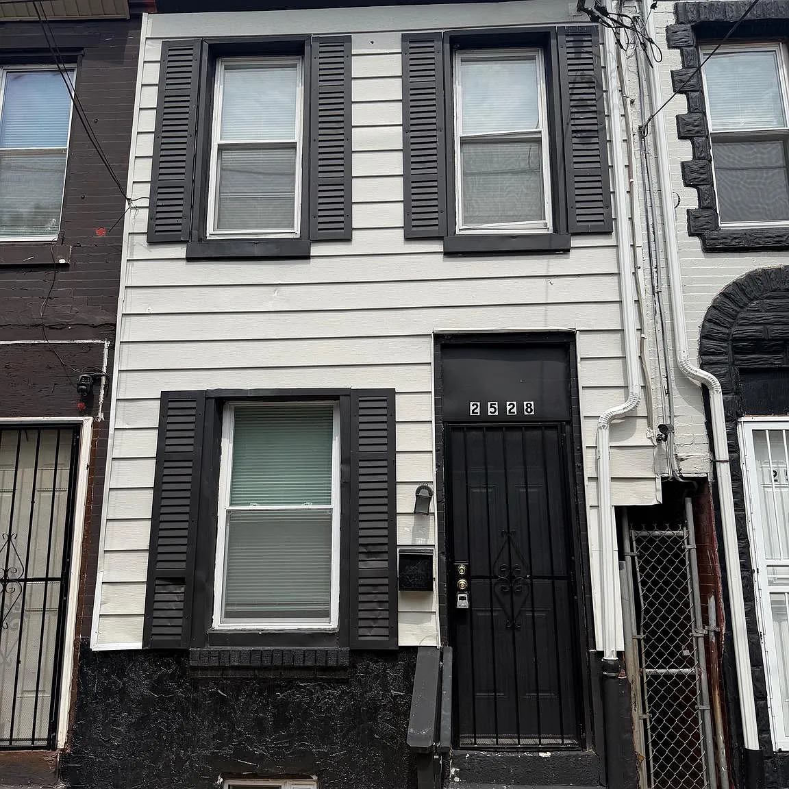 2 bed, 1.0 bath, 696 sqft, $1,600 — Photo 1