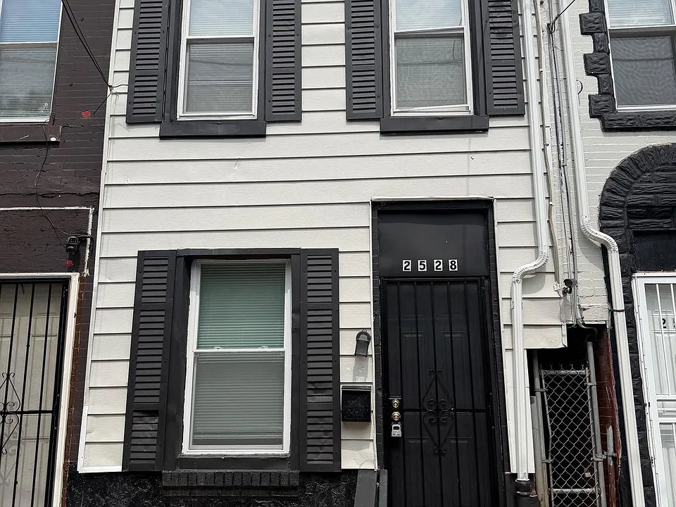 2528 Collins St