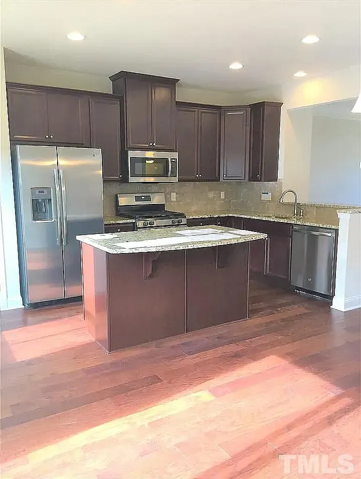 4 bed, 2.5 bath, 1765 sqft, $2,249 — Photo 4