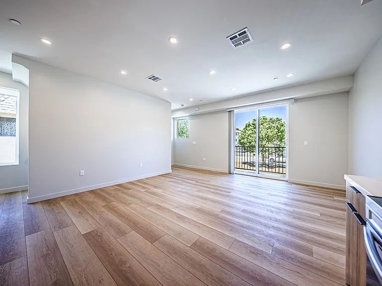 Rare Brand New Luxury Townhomes in Trendy Highland Park — Photo 46