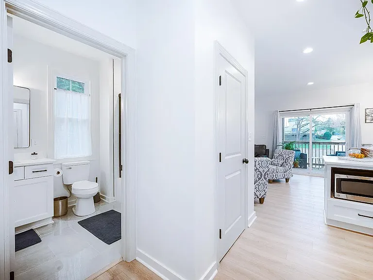 526 Essex St — Photo 30