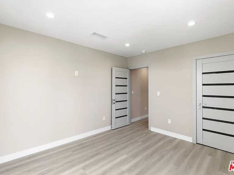 225 N Burlington Ave — Photo 18