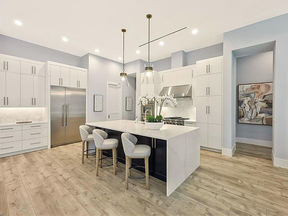 3rd image of 933 11th ST SW