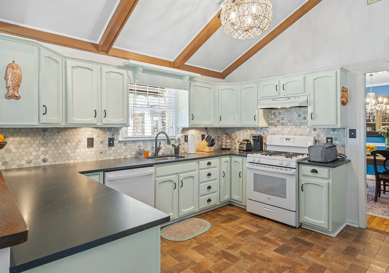 Unfurnished Year-Round Rental with Private Pool in Rehoboth Beach Yacht & Country Club — Photo 2