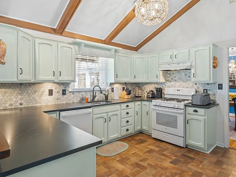 106 Kingsbridge Rd — Photo 2
