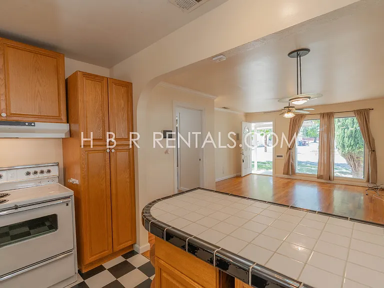 1650 Bessie Ave — Photo 7