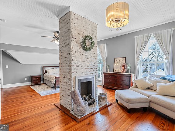 5th image of 67 Clark St