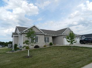 1707 Cobblestone Dr, De Witt, IA 52742