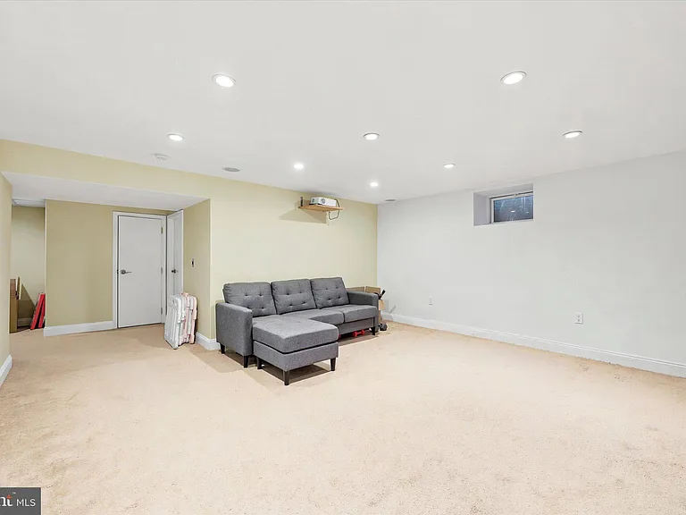 1646 Surrey Ln — Photo 8