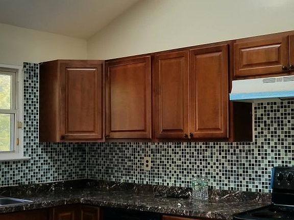 3rd image of 653 Sherman Ave
