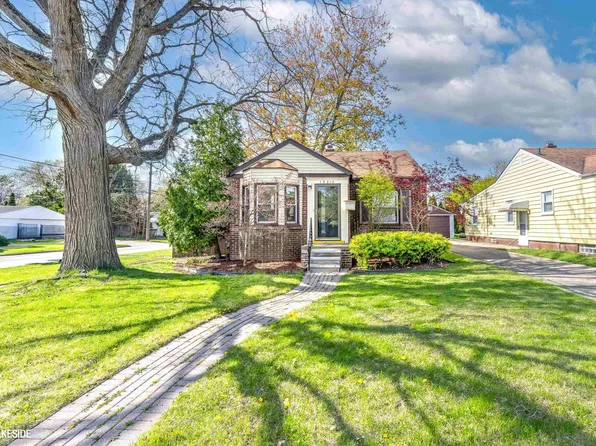 19214 Elkhart St, Harper Woods, MI 48225