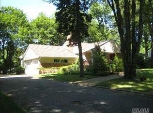 4 Ridgeway Dr, Great Neck, NY 11024