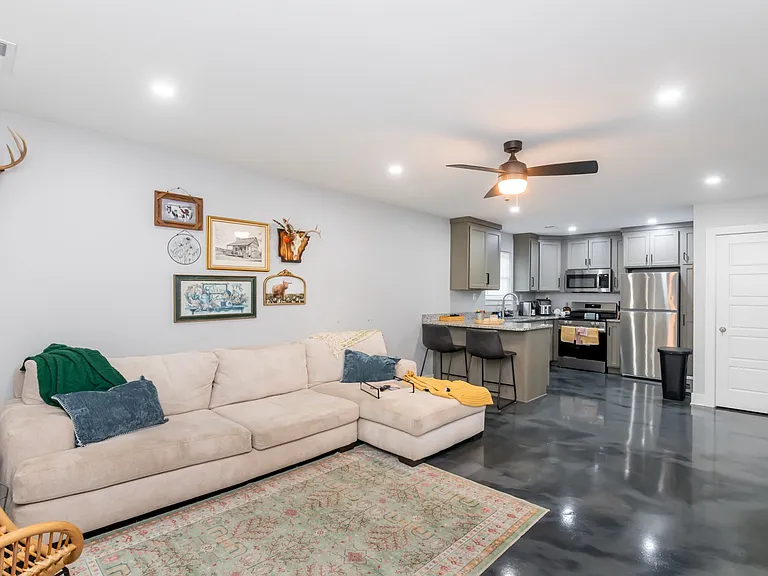 1422 E Elm St #1 — Photo 9