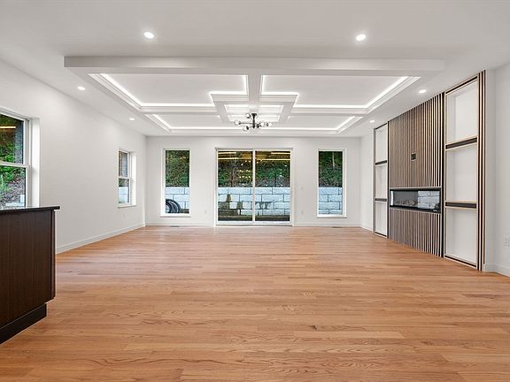 3rd image of 42 Woodbine Cir