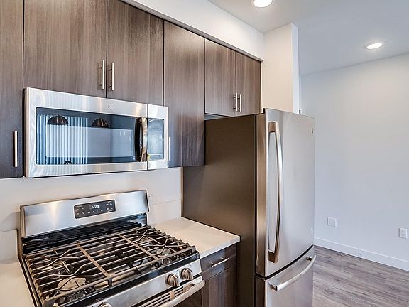 5th image of 6015 Woodman Ave #201