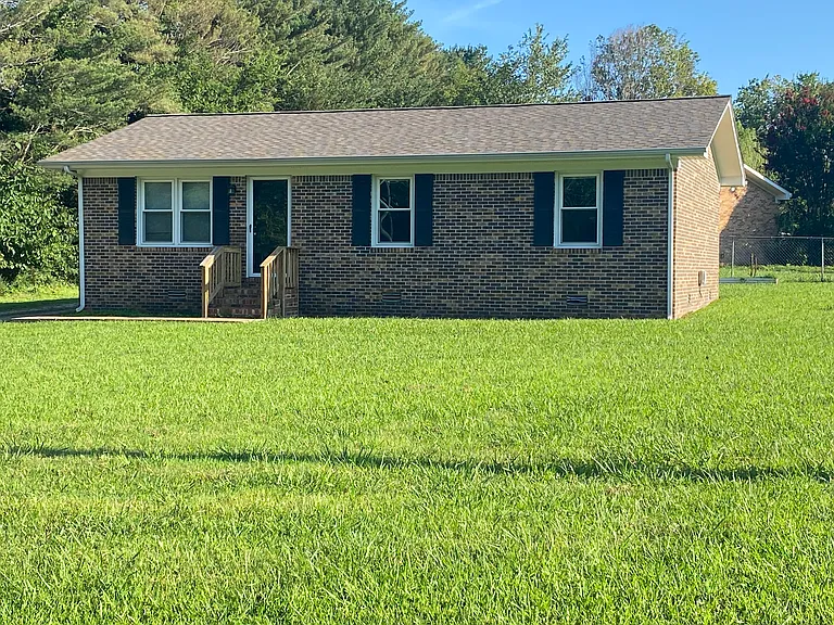 240 Lakeview Dr — Photo 1