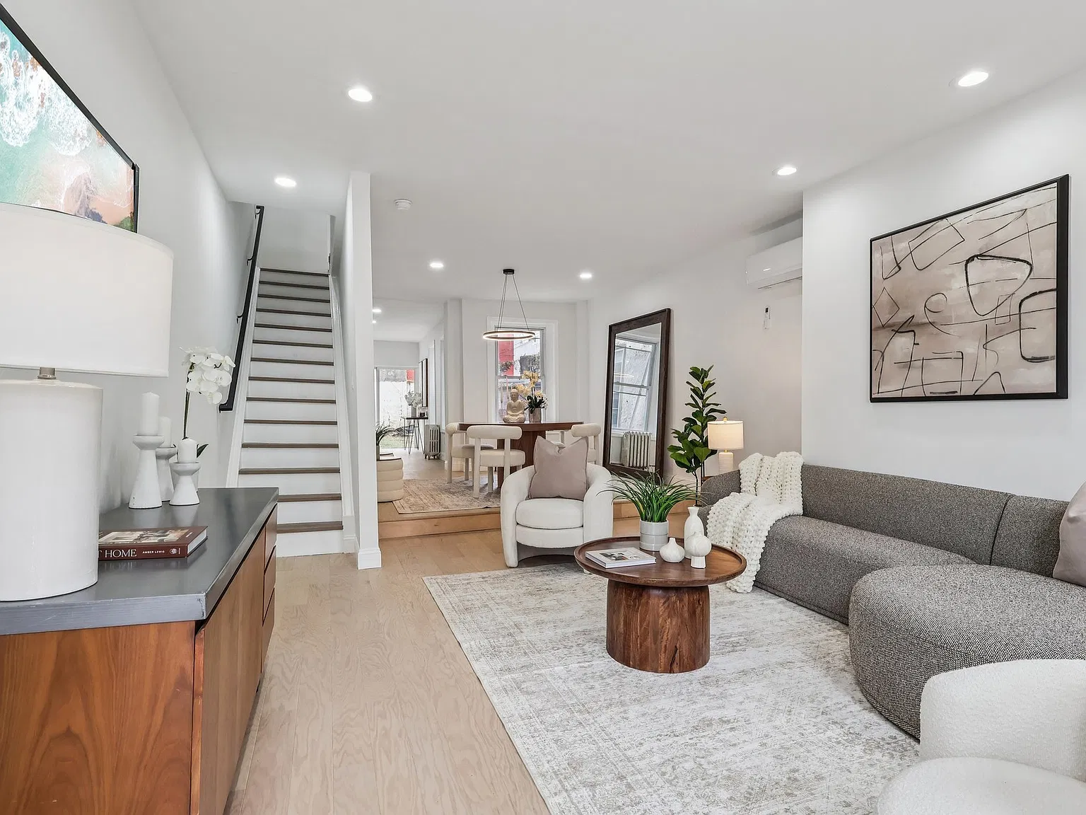 3 bed, 1584 sqft, $2,400 — Photo 1