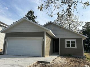 823 High St, Oconomowoc, WI 53066
