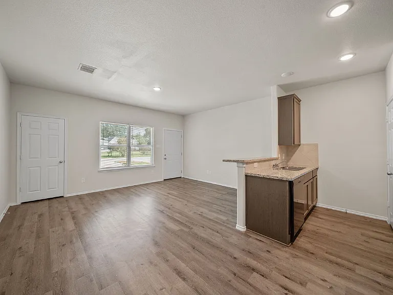 403 E Avenue G — Photo 8