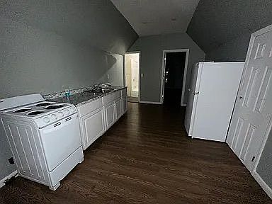 3rd image of 954 E Grand St #C