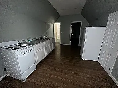 954 E Grand St #C — Photo 3