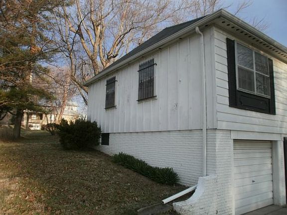 2nd image of 2240 Belmont Blvd