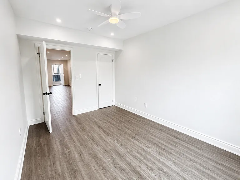 1127 Main St E — Photo 8